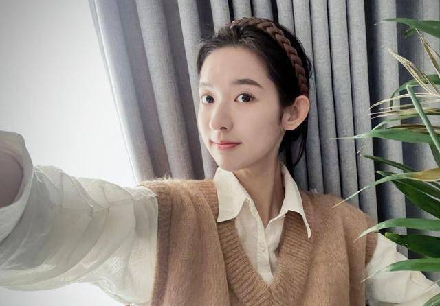 工作室否认陈宥维恋情,透露艺人目前单身,与王玉雯只是好友聚会_杨玏