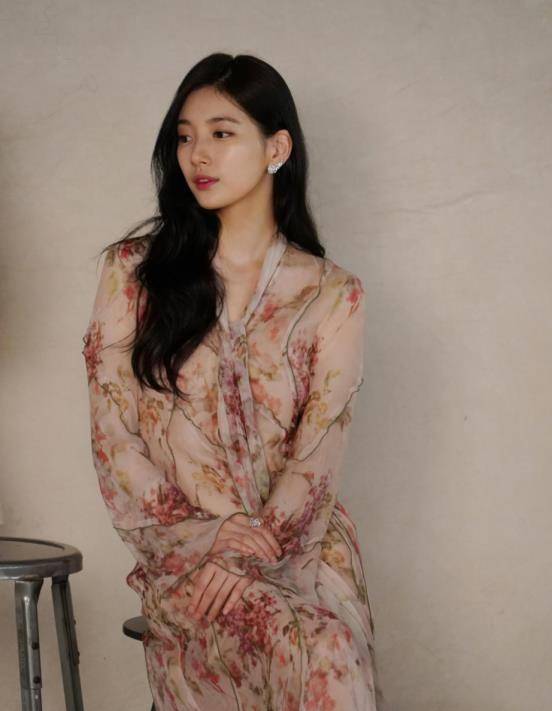 画报一般的清爽穿搭就要学裴秀智!