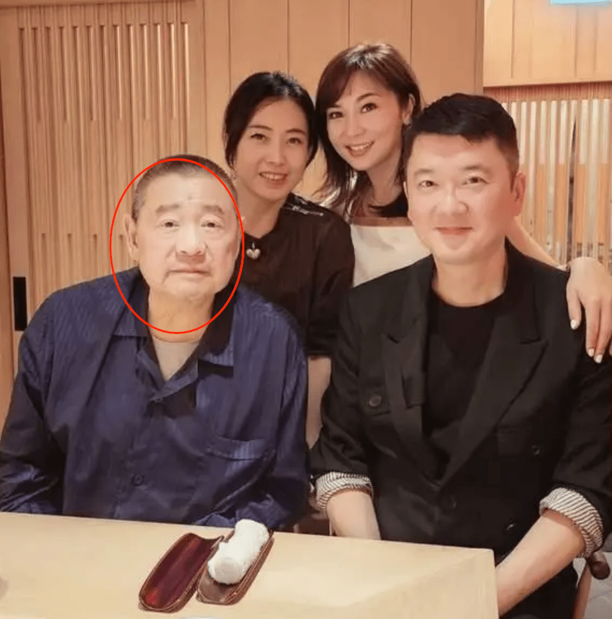 71岁刘銮雄携甘比赴宴,两鬓斑白老年斑明显,甘比被指像宝咏琴_大刘