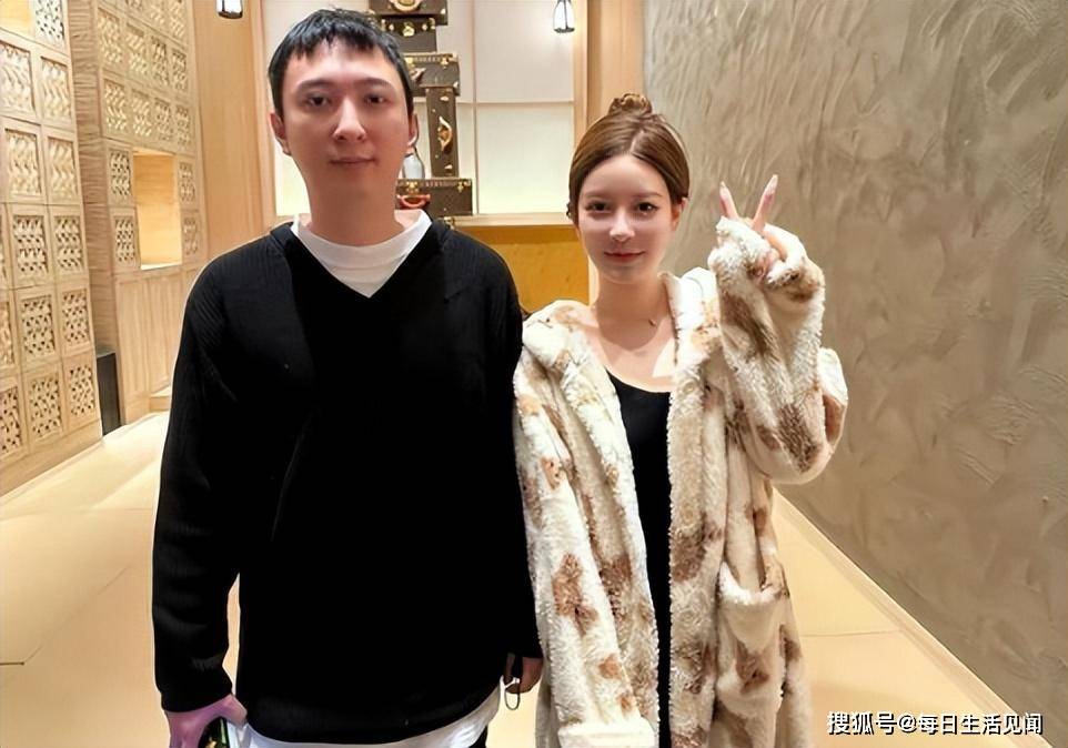 王思聪搂新女友逛街,身材超好三围傲人,网友直呼:快去请孙一宁_女生