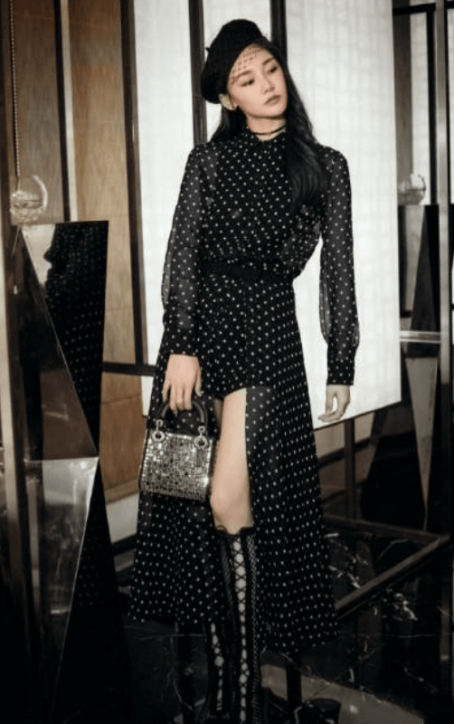 苗苗结婚后太放飞,穿薄纱裙不够还配高时尚设计,腰以下全是腿_造型