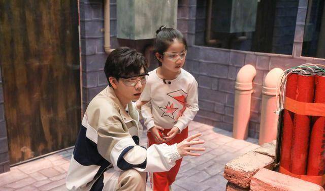 疯狂的麦咭柳岩胡夏疯狂答题,胡三岁戴着眼镜的样子好乖巧!