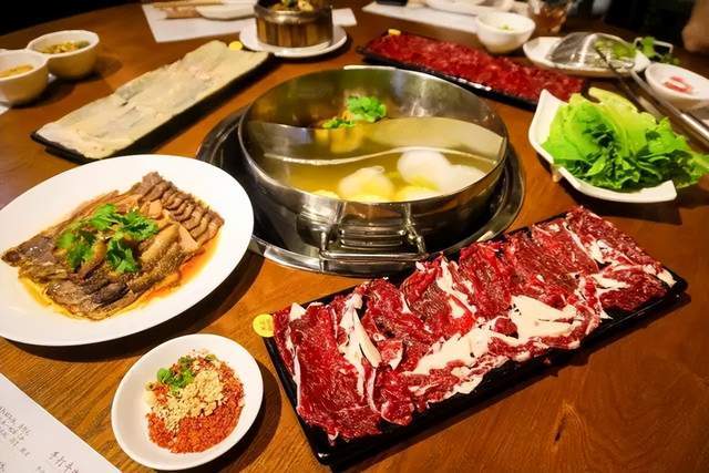 鲜切牛肉火锅如何成就扛把子地位?"健康养生"成为火锅代名词!