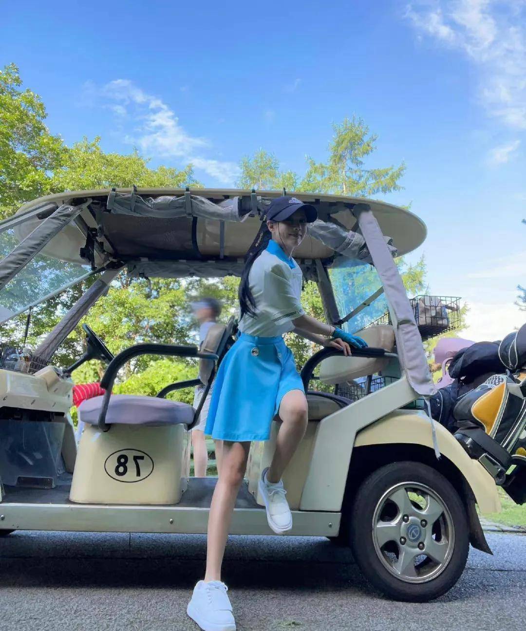 国外tara成员李居丽,最新近况美丽依旧,非常沉迷高尔夫球_朴智妍_组合