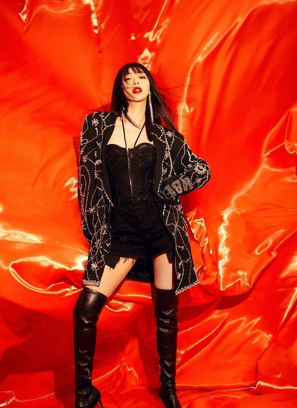 李菲儿风波后现身机场,穿九分皮裤露一截绿,这是在暗示什么_黄晓明