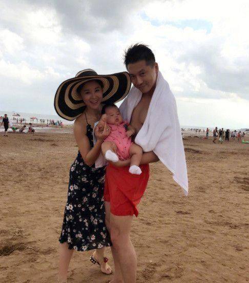 32岁李小萌产后俩月瘦十斤,被老公宠上天,每天被亲的满脸口水_王雷