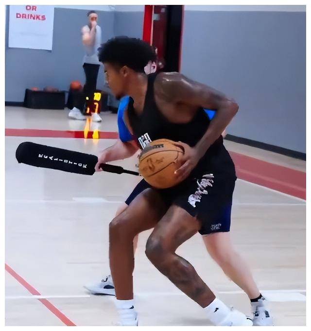 增肌效果明显,训练场苦练多角度投篮,汗流浃背_球员_联赛_赛季