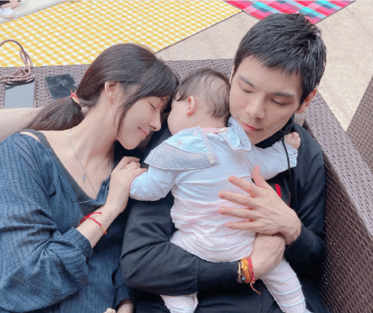 郭美女女儿一周岁,向太晒小奶黄正面照,粉丝却只关注她的脚尖_向佐跟