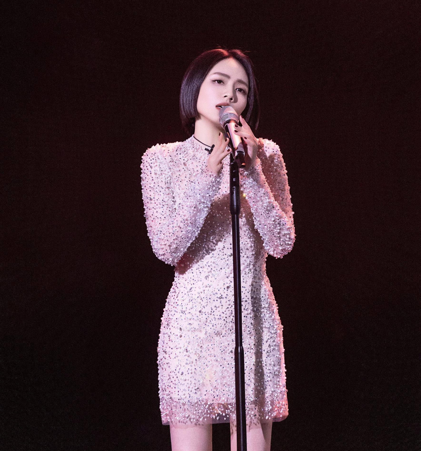 刘惜君登上elle封面,身穿蕾丝紧身胸衣身材曼妙,太性感了_时尚_衬衫