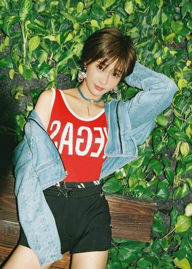 90后姑娘参加比赛,却意外火了老妈,50岁的年龄比女儿还有魅力_陈冰