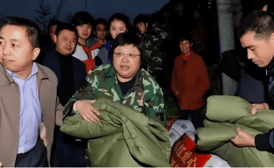 韩红:23年前,不顾反对收养2岁遗孤,养子如今成她一生的骄傲_潘子灏