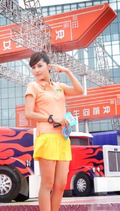 小编至今还记着这个节目的女主持人,一个个子高高瘦瘦,五官特别好看的