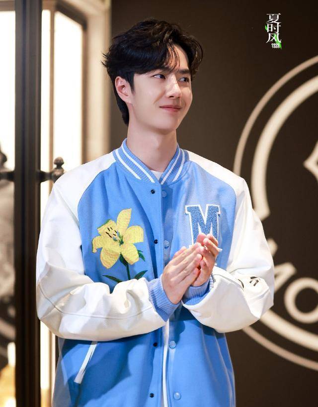 王一博穿蓝色棒球服,清爽休闲出席活动,整个人状态好放松_衣服_品牌