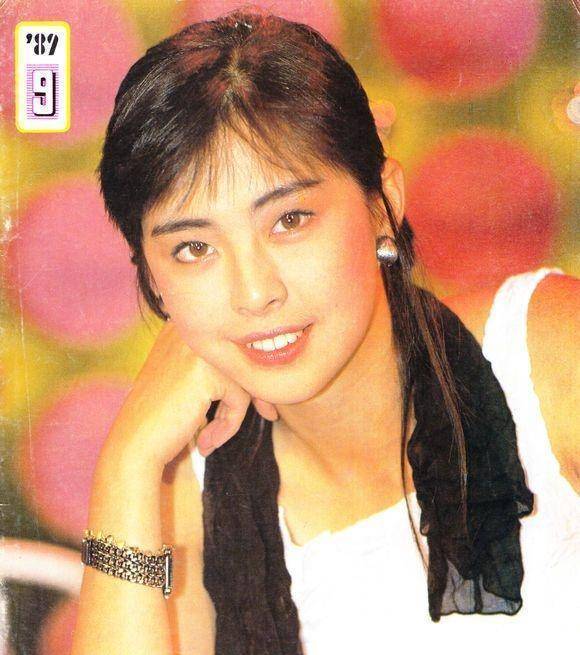 王祖贤51岁暴瘦归来像21岁,羞涩凹造型秀长腿,身后豪宅意外曝光