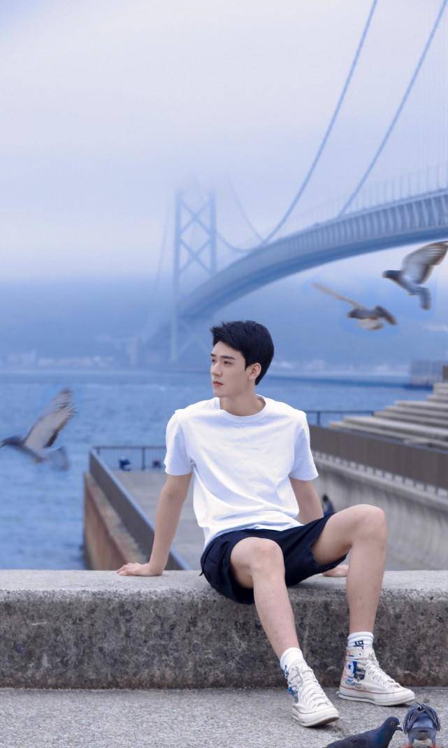 龚俊早期影楼模特照,造型帅气喜庆,网友:既心疼又好笑_生活_因为_发展