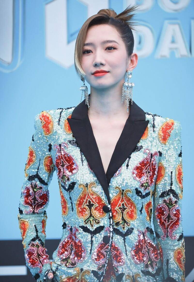 孟美岐街拍机场:白衬衫米色裤子,文艺风范_创作_理论_写作