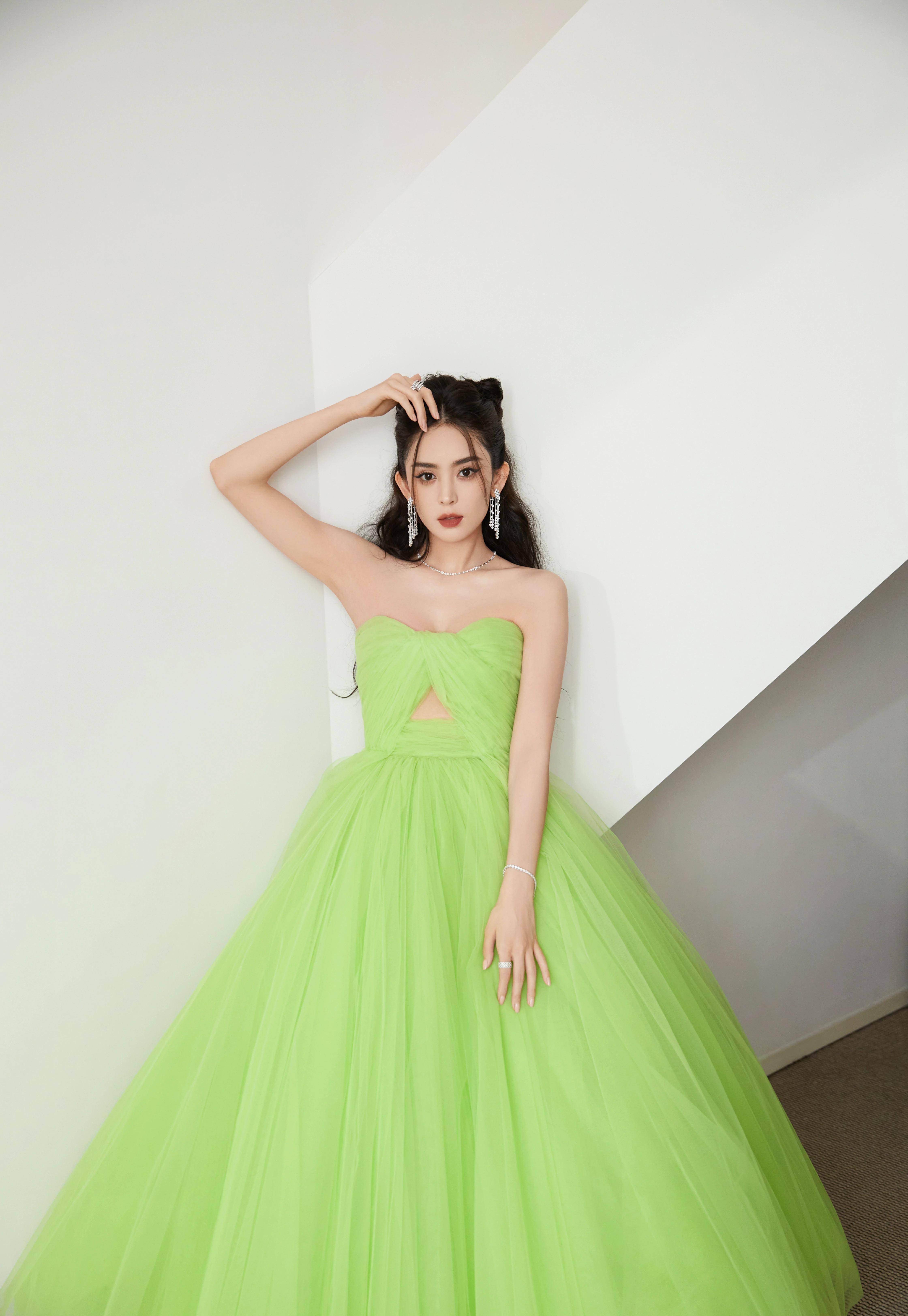 古力娜扎紫色时尚连身礼裙的薰馨梦境,美目流转,裙摆轻飘