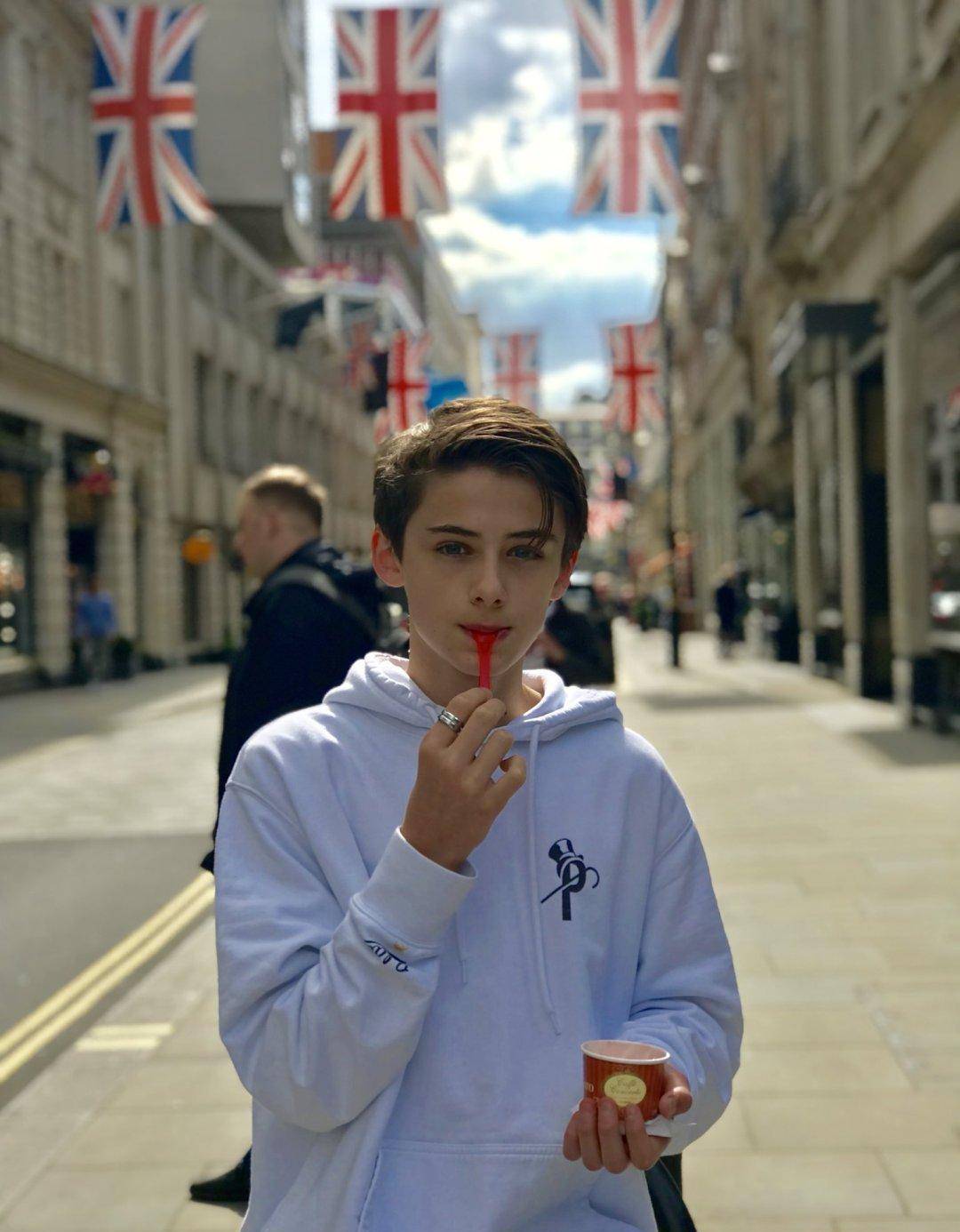 红了的威廉米勒没有只局限于模特这个行业,还客串了电视剧.