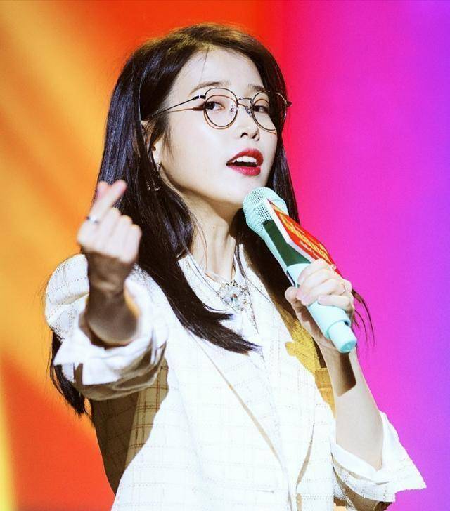 iu李知恩穿着白色格纹西装比心,清新可爱又撩人,时尚魅力_眼镜_套装