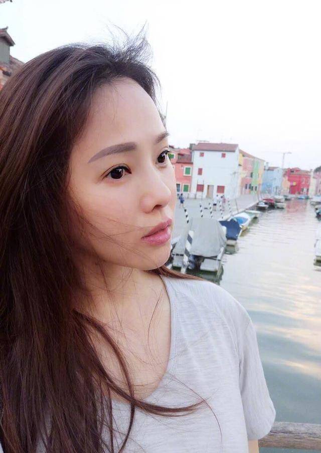 49岁伊能静素颜血拼老态尽现,但是不耽误她和老公秀恩爱_照片_度假