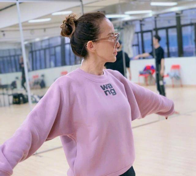 44岁李玟素颜排舞,穿套头衫颈纹好明显,皮肤再好也遮不住年龄_卫衣