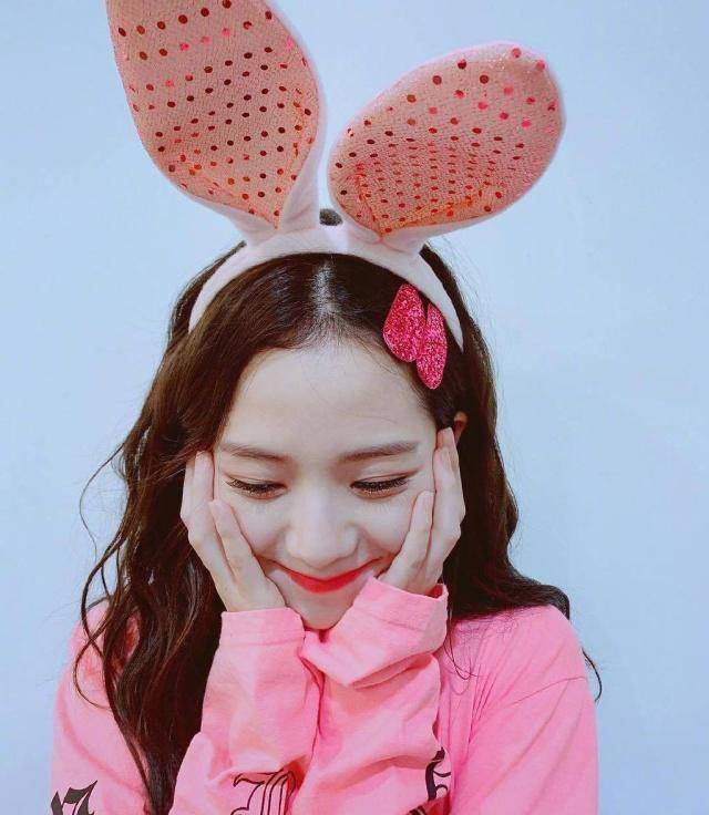 jisoo终于醒悟,粉嫩露脐卫衣狂秀马甲线,原来你才是女团性感c位_金智