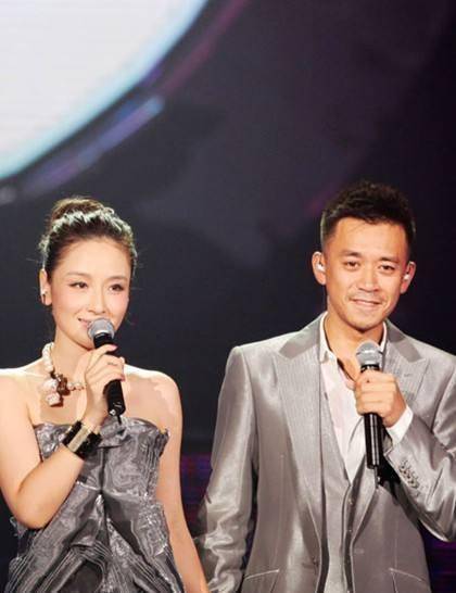 王学兵的第三任老婆也就是现在的老婆张璇,比王学兵小15岁,曾是tvb