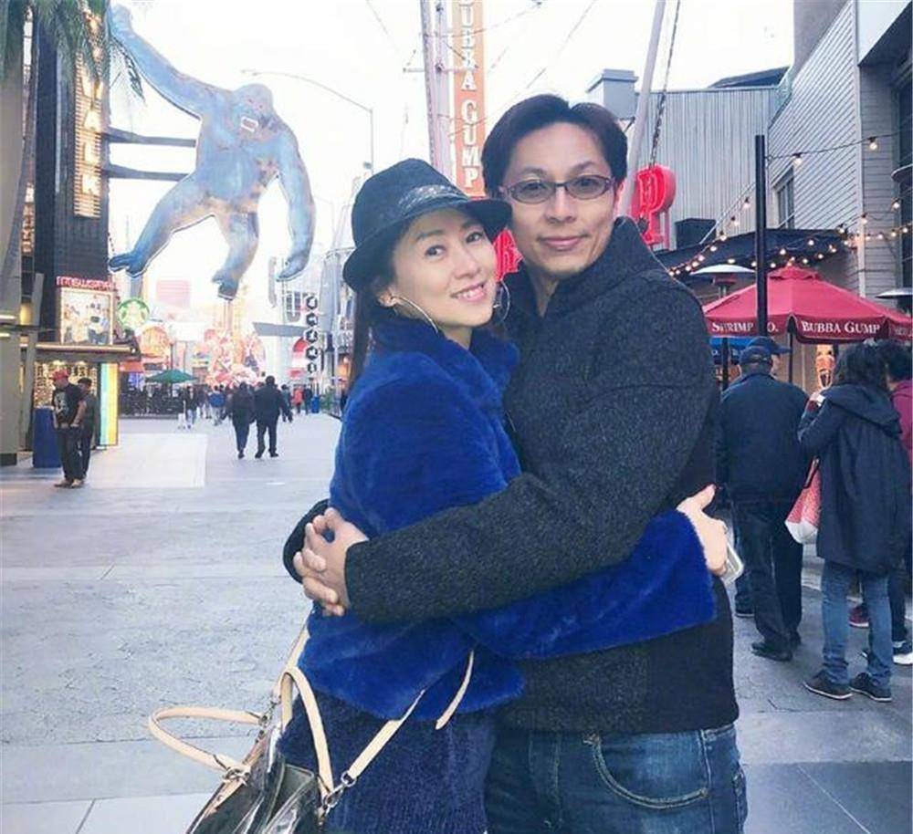 52岁翁虹"隐藏"13年的老公,比她年轻长得帅不算,还是圈中熟人_刘冠廷