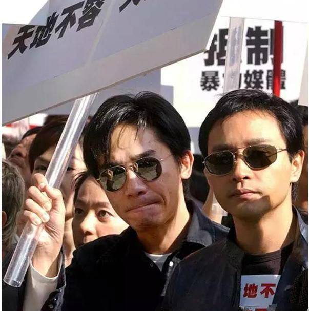 2002年,由梁朝伟发起,成龙,张国荣等明星鼎力支持的抗议《东周刊》