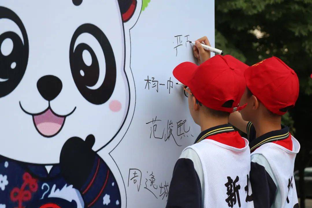 龙潭小学走进同乐社区,参加禁毒亲子足球活动!_毒品_青少年