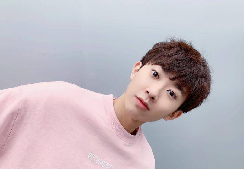 那么刘锐这个男演员,其实是国家话剧院的演员,2018年的时候,毕业