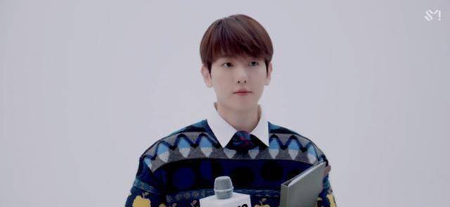 顺毛伯贤身穿套头花毛衣内搭白衬衫,气质清新干净,巴掌脸显得肩膀更