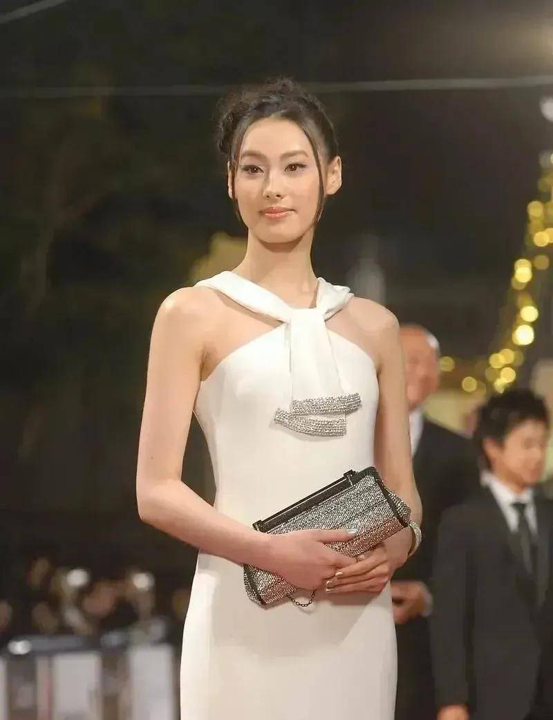梁洛施年轻时也凭借着高挑的身材,和精致的五官,成为无数人心中的女神