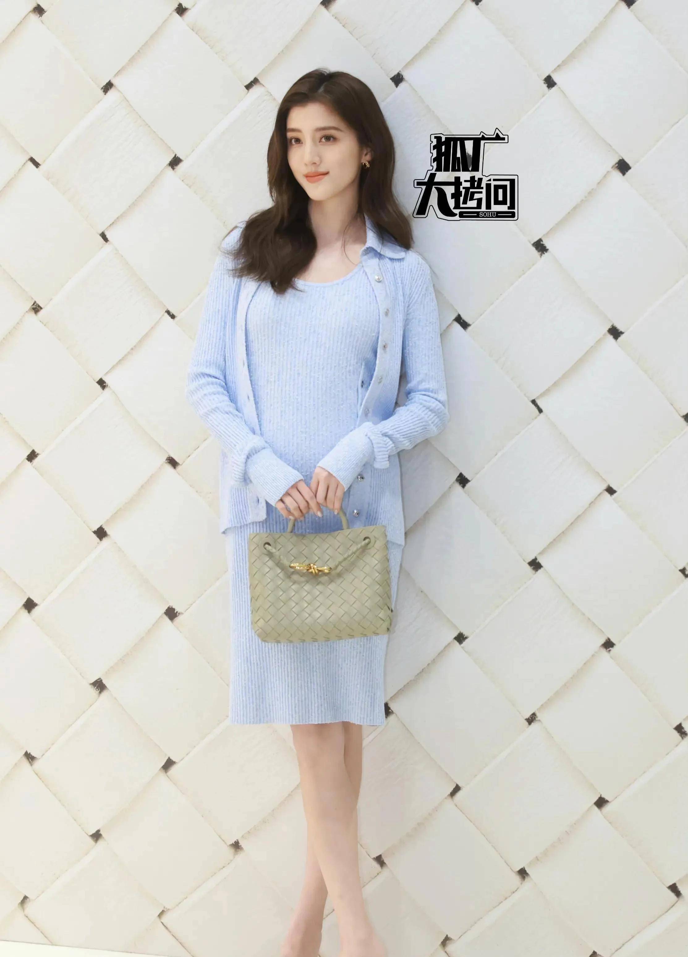 吴千语真漂亮,她穿着浅蓝色针织裙秀身材,小腹微微隆起,并不影响她的