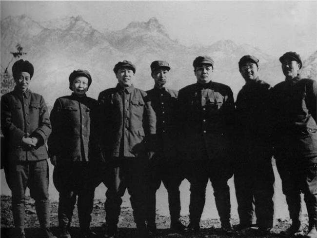 向敌人冲锋不算啥,几个人端扁担冲锋喊缴枪不杀,俘