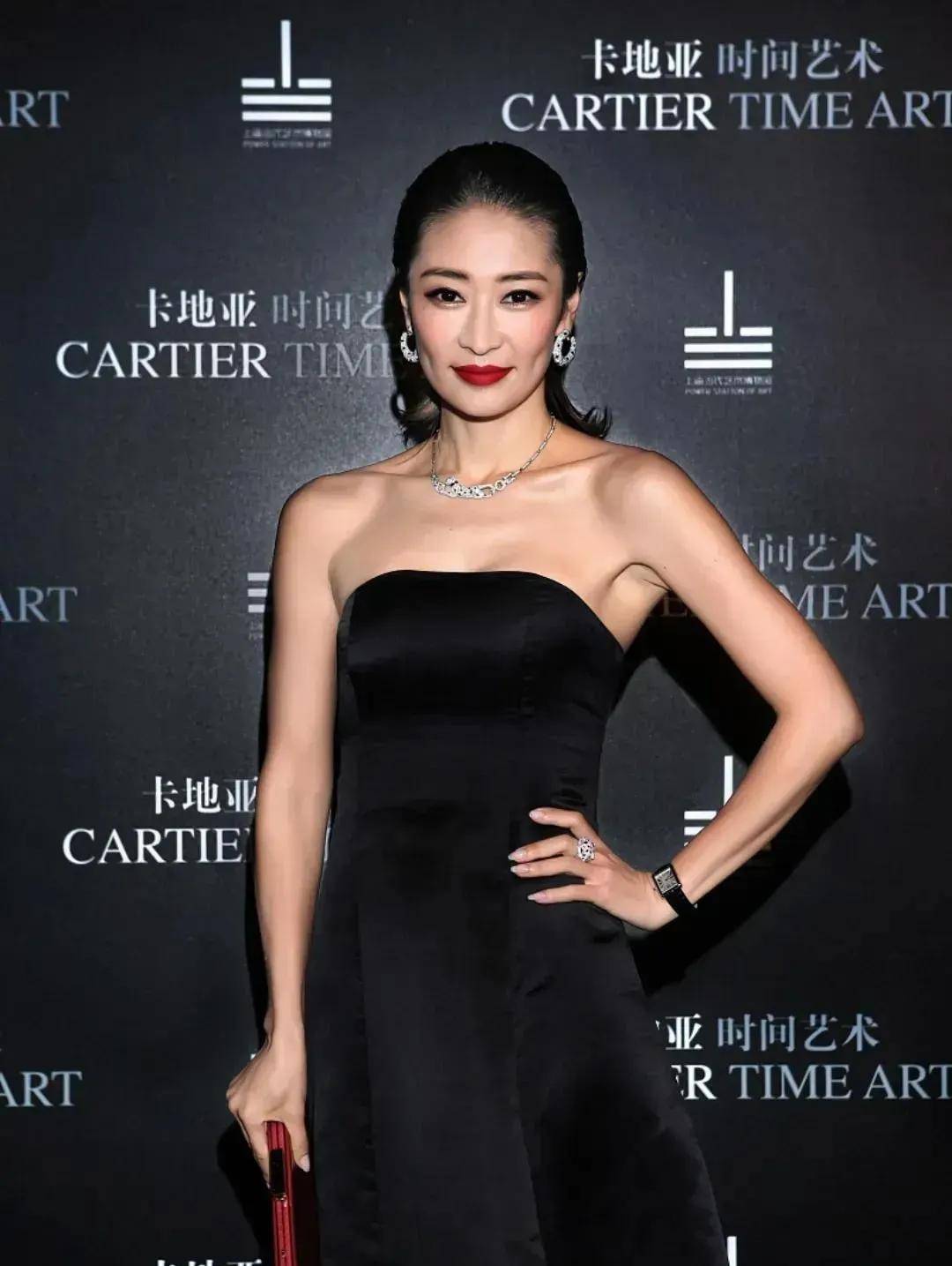 50岁梁静穿黑色抹身材裙时尚妩媚,霸气侧漏,不愧能降服管虎的女人