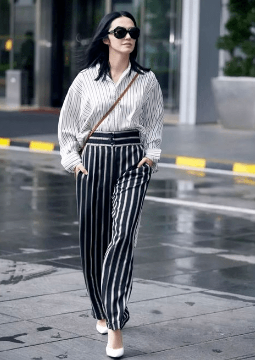 姚晨的私服穿搭才叫时髦,穿黑色印花t恤配紧身牛仔裤,简约高级_时尚