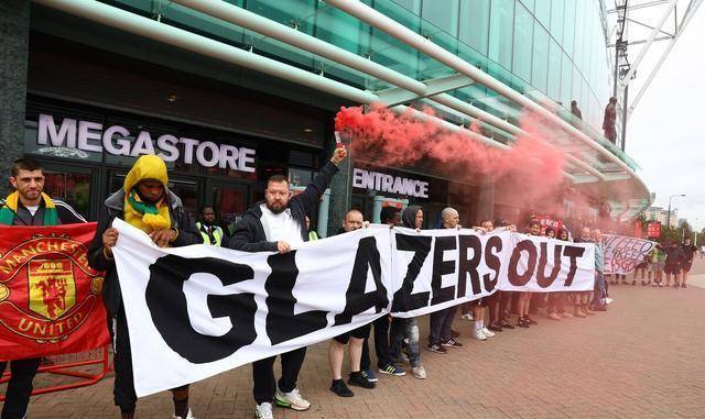 球迷们在球衣正式公布后不久就来到了老特拉福德,他们的数量和烟火