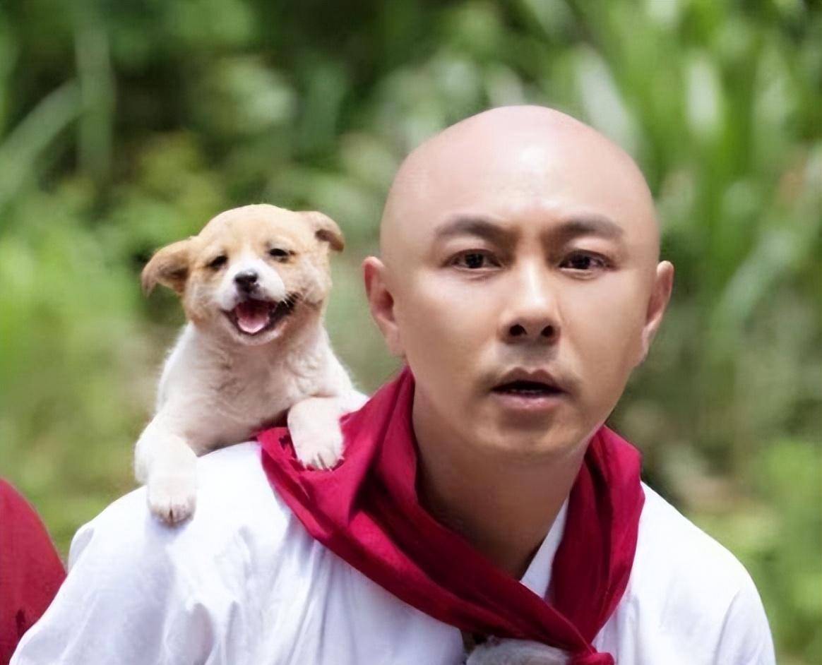 1984年,19岁的张卫健被记者问跟张国荣的关系?他是我亲表哥!