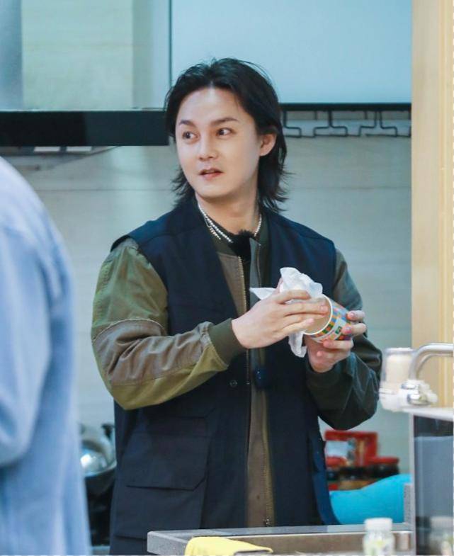 中年男人发福的穿搭禁忌:衣花哨,裤紧身,长头发,油腻感十足_衣服_纯色