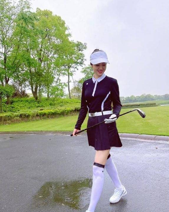 董璇穿百褶短裙打高尔夫球,整个人的形象像辣妹,打球时是真抢镜_运动