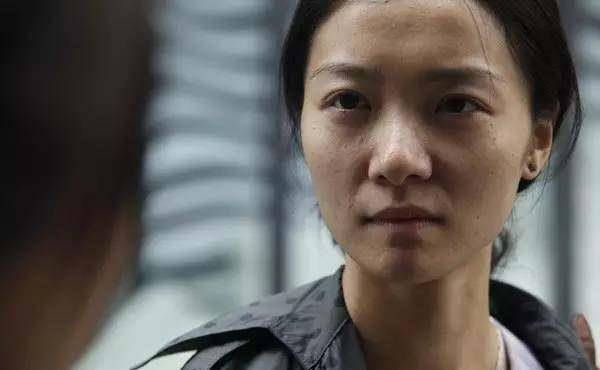 在《浮城谜事》中齐溪为了还原片中的角色,全程素颜,表演挚真,一气呵