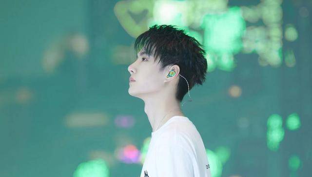 被王一博带飞的小香风,无疑是大众口中香啵名场面_香奈儿_魅力_舞蹈