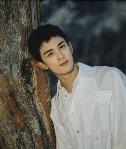 吴磊20岁生日之际公开胶片写真,少年眉眼如画,未来可期_装饰_毛衣