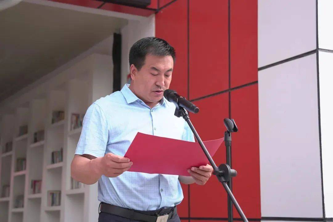 甘肃省清水县副县长金学民和清水县教育局副局长马志强,分别主持揭牌