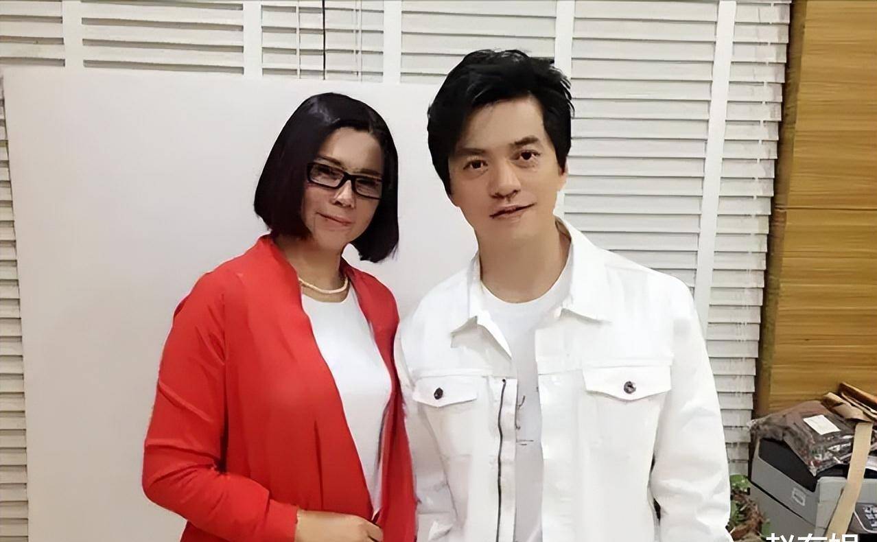 李健老婆首曝光!打扮朴素气质出众,两人同为学霸还是青梅竹马?