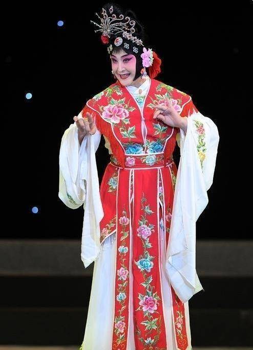 说实话,在同辈京剧演员中管波老师绝对是花旦领域的佼佼者,可是现在的