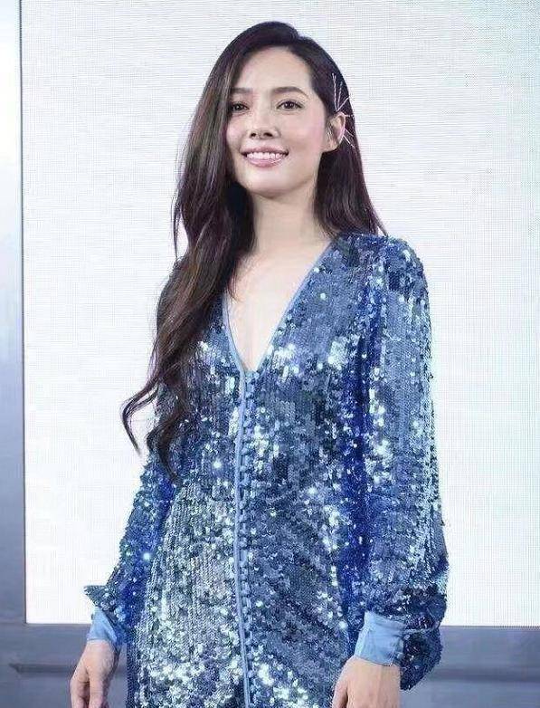 郭碧婷"少妇肥"不会迟到,穿l码亮片裙现身,差点看成贾玲_活动_设计