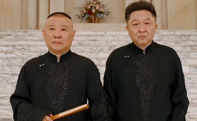 德云社于谦近照曝光,身穿花衬衫出镜,气质一绝_郭德纲_侯震_问题