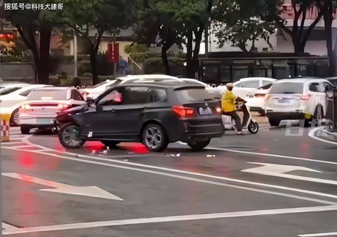 宝马撞行人5死13伤 司机街边撒钱 – 亚视新闻